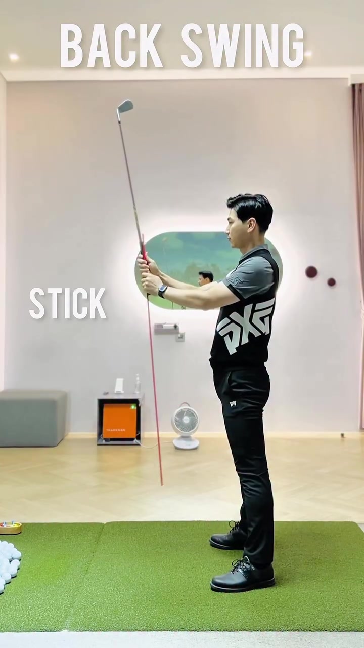 💊 Lesson Summary 💊

어드레스 시 얼라이먼트 스틱을 왼쪽 옆구리에 놓아보세요.
백스윙에서 스틱이 왼쪽 허벅지를 스치듯 움직이게 만듭니다.
이 동작이 가장 이상적인 백스윙입니다.
백스윙의 기준점을 만들어 보세요.

At address, place an alignment stick along your left side.
In the backswing, let the stick brush the left thigh.
This motion creates an ideal backswing.
Use it as your reference point.

在站姿时，将对齐杆放在左侧身体旁。
上杆时让杆轻轻擦过左大腿。
这是最理想的上杆动作。
把它当作你的上杆基准。

アドレスでアライメントスティックを左脇に当ててください。
バックスイングでスティックが左太ももをかすめる感覚です。
この動きが最も理想的なバックスイングです。
基準となる感覚を作りましょう。
.
.
.
#꾸준함이답이다 #더프라자골프  #btswing